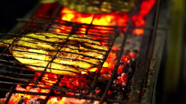 传统的印尼烤鱼 用香料和香草混合腌制而成 然后在大火中烧烤 其结果是一种美味多汁的鱼 很适合吃一顿令人满意的饭 — 图库视频影像