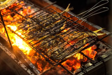 Geleneksel Endonezya usulü ızgara balık yemeği baharat ve otların karışımı ile marine edilir, sonra da büyük bir ateşin üzerinde ızgara yapılır. Sonuç lezzetli ve sulu bir balıktır. Tatmin edici bir yemek için mükemmeldir..