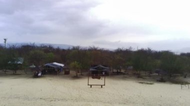 Pulau Tabuhan, Banyuwangi 'nin üzerinde süzülür ve beyaz kumlu sahillerine ve berrak sularına hayret eder. Bu hava görüntüsü bu adanın güzelliğini eşsiz bir perspektiften yakalıyor. Hava Görüntüsü.