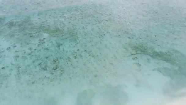 在普劳塔布汉 巴尼亚万吉上空翱翔 为其洁白的沙滩和清澈的海水而惊叹 这段航拍镜头从独特的角度捕捉了这个岛屿天堂的美丽 空中图像 — 图库视频影像