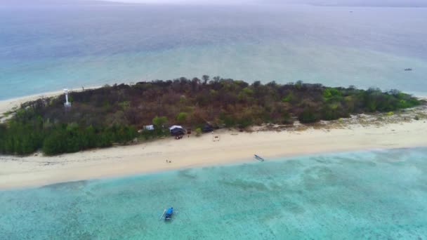 在普劳塔布汉 巴尼亚万吉上空翱翔 为其洁白的沙滩和清澈的海水而惊叹 这段航拍镜头从独特的角度捕捉了这个岛屿天堂的美丽 空中图像 — 图库视频影像