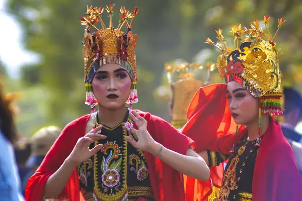 2023年9月16日Banyuwangi East Java Indonesia 甘隆塞武 是传统甘隆舞曲的壮观的群众舞蹈表演 成千上万穿着艳丽服装的舞者 — 图库照片