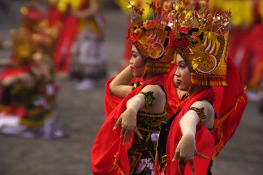 16 Eylül 2023. Banyuwangi, Doğu Java, Endonezya. Gandrung Sewu geleneksel Gandrung dansının muhteşem bir toplu dans gösterisidir. Renkli kostümler giymiş binlerce dansçı..
