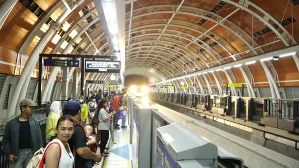 2023年9月28日 印度尼西亚雅加达 列车运行的雅加达地铁站 当列车运行的列车在夜晚到达时 空气中充满了兴奋与平静 — 图库视频影像