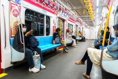 28 Eylül 2023. Jakarta, Endonezya. MRT Jakarta treninin içindeki durum. Trenler, çoğu akıllı telefonlarıyla meşgul olan insanlarla dolu..