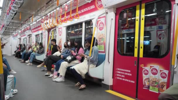 2023年9月28日 インドネシア ジャカルタ ジャカルタのMrt列車の中の雰囲気は 駅で止まると同時に 乗客が列車に乗っています ストリートフォト — ストック動画