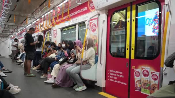 2023年9月28日印度尼西亚雅加达 雅加达地铁列车停靠在车站时的气氛 乘客们也登上了列车 编辑街道摄影 — 图库视频影像