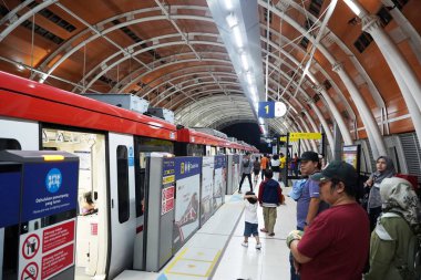 28 Eylül 2023. Jakarta, Endonezya. Jakarta LRT istasyonunun içindeki atmosfer her kesimden yolcular geceleri LRT trenini beklerken hareketleniyor.