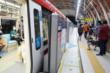 28 Eylül 2023. Jakarta, Endonezya. Jakarta LRT istasyonunun içindeki atmosfer her kesimden yolcular geceleri LRT trenini beklerken hareketleniyor.