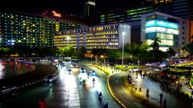 28 Eylül 2023. Bundaran HI 'daki gece atmosferi, Jakarta. Çeşme, binalardan gelen ışıklarla aydınlanıyor. Selamat Datang heykeli dimdik ayakta. Editoryal sokak görüntüleri.