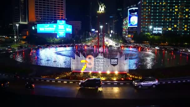 2023年9月28日雅加达Bundaran Hi的夜晚气氛 喷泉被建筑物发出的闪光点亮了 色拉玛特大唐雕像高耸入云 编辑街道镜头 — 图库视频影像