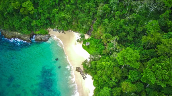 印度尼西亚Banyuwangi的Teluk Ijo或绿湾是一个隐藏的宝石 有着令人叹为观止的绿色水域 白色沙滩和茂密的绿色山丘 自然爱好者和冒险家的天堂 — 图库照片