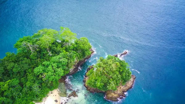 Teluk Ijo ya da Green Bay, Banyuwangi, Endonezya, çarpıcı yeşil suları, beyaz kumlu plajları ve yemyeşil tepeleri olan gizli bir mücevherdir. Doğa aşıkları ve maceracılar için cennet.
