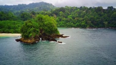 Teluk Ijo ya da Green Bay, Banyuwangi, Endonezya 'nın havadan görünüşü, çarpıcı yeşil suları, beyaz kum plajları ve yemyeşil tepeleri olan gizli bir mücevherdir. Doğa aşıkları ve maceracılar için cennet.