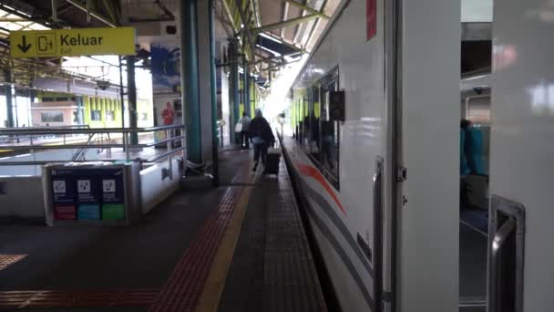 2023年9月29日 インドネシア ジャカルタ ギャンブルステーション あらゆる年齢や背景の乗客は すでにプラットフォームで待機していた列車に乗るために荷物を運ぶのに忙しかった — ストック動画