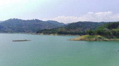 Waduk Wonorejo, Tulungagung Doğu Java, Endonezya 'da güzel bir su deposudur. Popüler bir turizm merkezidir ve çarpıcı manzaralar, su sporları ve balıkçılık sunar..
