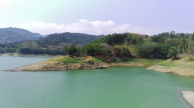 Waduk Wonorejo, Tulungagung Doğu Java, Endonezya 'da güzel bir su deposudur. Popüler bir turizm merkezidir ve çarpıcı manzaralar, su sporları ve balıkçılık sunar..
