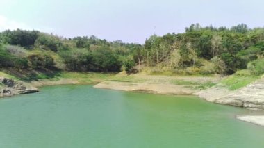Waduk Wonorejo, Tulungagung Doğu Java, Endonezya 'da güzel bir su deposudur. Popüler bir turizm merkezidir ve çarpıcı manzaralar, su sporları ve balıkçılık sunar..