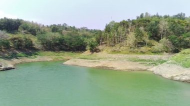 Waduk Wonorejo, Tulungagung Doğu Java, Endonezya 'da güzel bir su deposudur. Popüler bir turizm merkezidir ve çarpıcı manzaralar, su sporları ve balıkçılık sunar..