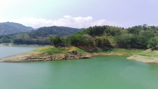 ワドゥク ウォノーレホ 英語版 はインドネシアの東ジャワ州の美しい貯水池である それは見事な景色 ウォータースポーツ 釣りを提供する人気の観光地です — ストック動画