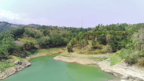ワドゥク ウォノーレホ 英語版 はインドネシアの東ジャワ州の美しい貯水池である それは見事な景色 ウォータースポーツ 釣りを提供する人気の観光地です — ストック動画