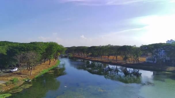 Беспилотник Парит Высоко Над Рекой Сурабае Индонезия Река Окружена Пышными — стоковое видео