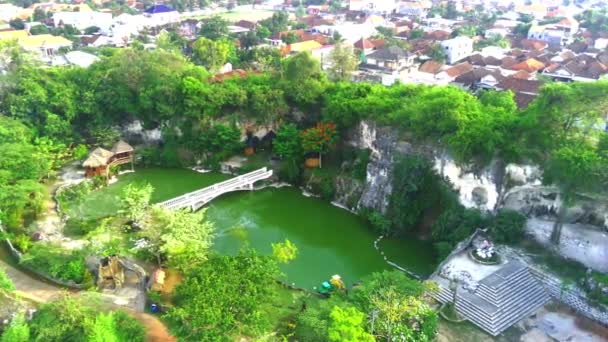 无人机飞越了印度尼西亚格蕾西克Setigi的石灰石矿区 捕捉到了广阔的岩石景观和远处的一辆卡车 无人机的图像 — 图库视频影像