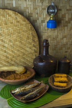Endonezya 'nın geleneksel gıdaları kızarmış balık, tofu, tempeh ve Kendi veya toprak kapları ile birlikte karides ezmeli biber içerir. Yemek Fotoğrafçılığı.