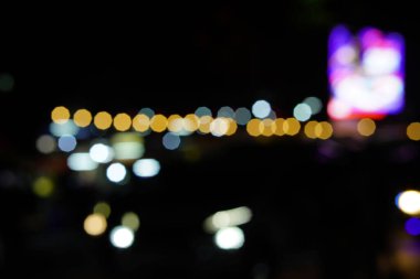 Şehir ışıklarının soyut, renkli bokeh arkaplanı. Odaklanmamış.