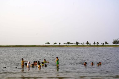 13 Aralık 2023. Jakarta, Endonezya. Okul tatil sezonunda insanlar günün sonunu Ancol Beach 'te geçiriyorlar..