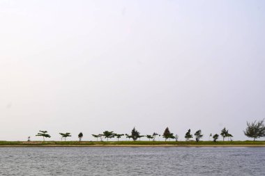 13 Aralık 2023. Jakarta, Endonezya. Okul tatil sezonunda insanlar günün sonunu Ancol Beach 'te geçiriyorlar..