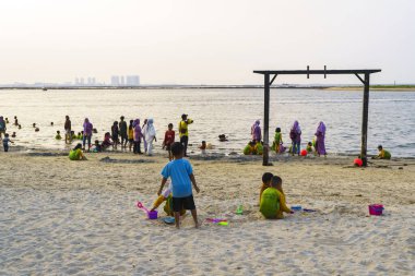 13 Aralık 2023. Jakarta, Endonezya. Okul tatil sezonunda insanlar günün sonunu Ancol Beach 'te geçiriyorlar..