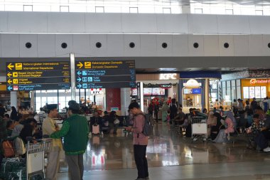 16 Aralık 2023. Jakarta, Endonezya. Soekarno Hatta Havalimanı 'nın 3 numaralı terminalinde Noel gününden 9 gün önce durum.