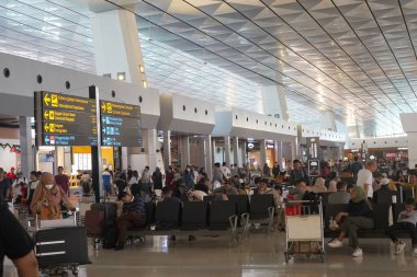 16 Aralık 2023. Jakarta, Endonezya. Soekarno Hatta Havalimanı 'nın 3 numaralı terminalinde Noel gününden 9 gün önce durum.