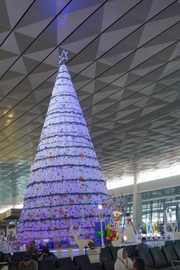 16 Aralık 2023. Jakarta, Endonezya. Soekarno Hatta Havalimanı 'nın 3 numaralı terminalindeki dev Noel Ağacı Noel gününden 9 gün önce.