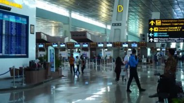 16 Aralık 2023. Jakarta, Endonezya. Soekarno Hatta Havalimanı 'nın 3 numaralı terminalindeki dev Noel Ağacı Noel gününden 9 gün önce.