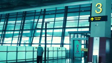 Jakarta, Endonezya. 16 Aralık 2023. Soekarno Hatta Havaalanı 'ndaki Terminal 3' teki insan faaliyetleri. Noel Gününden 9 gün önce.