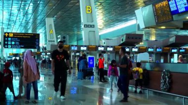 Jakarta, Endonezya. 16 Aralık 2023. Soekarno Hatta Havaalanı 'ndaki Terminal 3' teki insan faaliyetleri. Noel Gününden 9 gün önce.