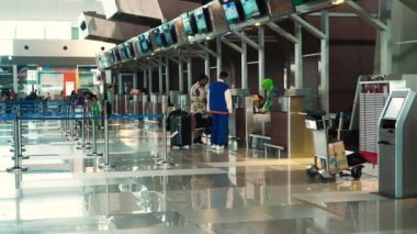 Jakarta, Endonezya. 16 Aralık 2023. Soekarno Hatta Havaalanı 'ndaki Terminal 3' teki insan faaliyetleri. Noel Gününden 9 gün önce.