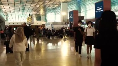 Jakarta, Endonezya. 16 Aralık 2023. Soekarno Hatta Havaalanı 'ndaki Terminal 3' teki insan faaliyetleri. Noel Gününden 9 gün önce.