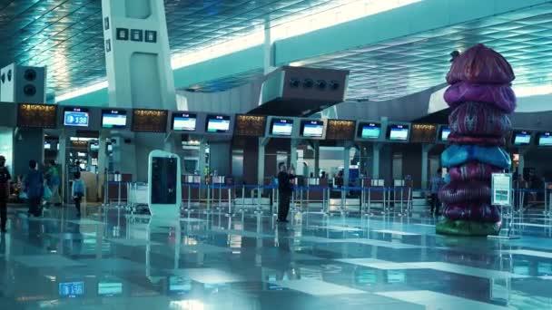 印度尼西亚雅加达 2023年12月16日苏加诺 哈塔机场三号候机楼内的人很活跃圣诞节前九天 — 图库视频影像