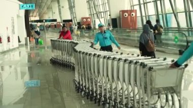 Jakarta, Endonezya. 16 Aralık 2023. Soekarno Hatta Havaalanı 'ndaki Terminal 3' teki insan faaliyetleri. Noel Gününden 9 gün önce.