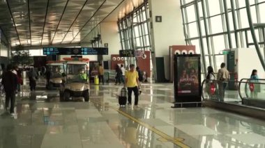 Jakarta, Endonezya. 16 Aralık 2023. Soekarno Hatta Havaalanı 'ndaki Terminal 3' teki insan faaliyetleri. Noel Gününden 9 gün önce.