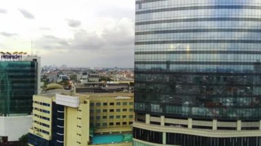 Tunjungan Plaza Bölgesi, Surabaya, Doğu Java, Endonezya hava manzarası. Drone Görüntüsü