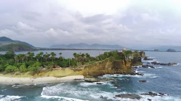 Luchtfoto Papuma Beach Jember Indonesië Met Dikke Begroeiing Torenhoge Klif — Stockvideo