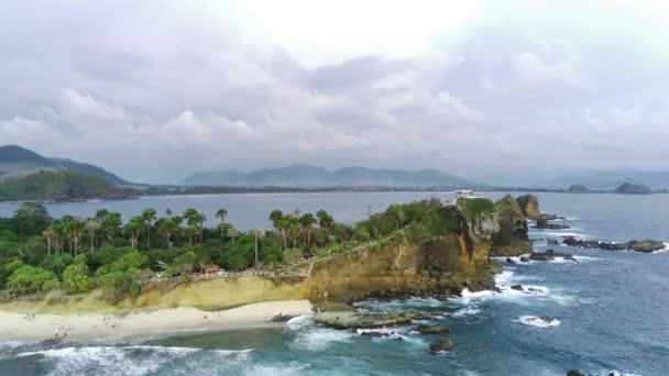 Letecký Záběr Papuma Beach Jember Indonésie Hustou Vegetací Tyčícími Útesy — Stock video