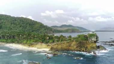 Endonezya, Papuma Sahili 'nde yoğun bitki örtüsü, yüksek uçurum ve okyanus dalgalarıyla çekilen hava görüntüleri..