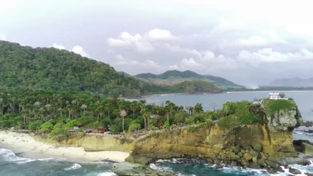 Tembakan Udara Pantai Papuma Jember Indonesia Dengan Vegetasi Tebal Tebing — Stok Video