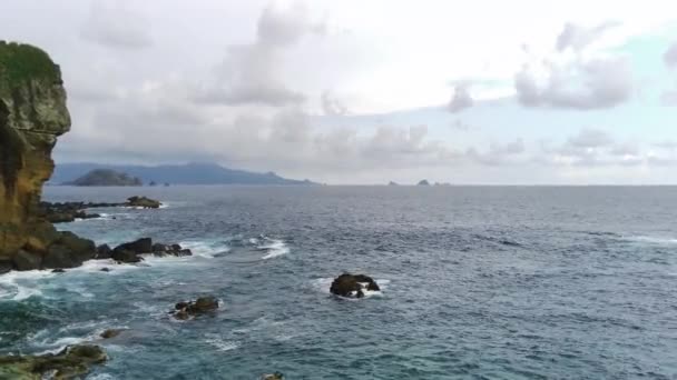 Légi Felvétel Papuma Beach Jember Indonézia Vastag Növényzet Magasodó Sziklák — Stock videók