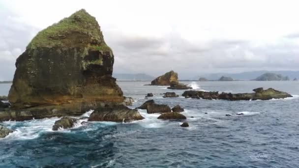 Tiro Dron Papuma Beach Jember Indonesia Con Espesas Vegetaciones Imponentes — Vídeos de Stock